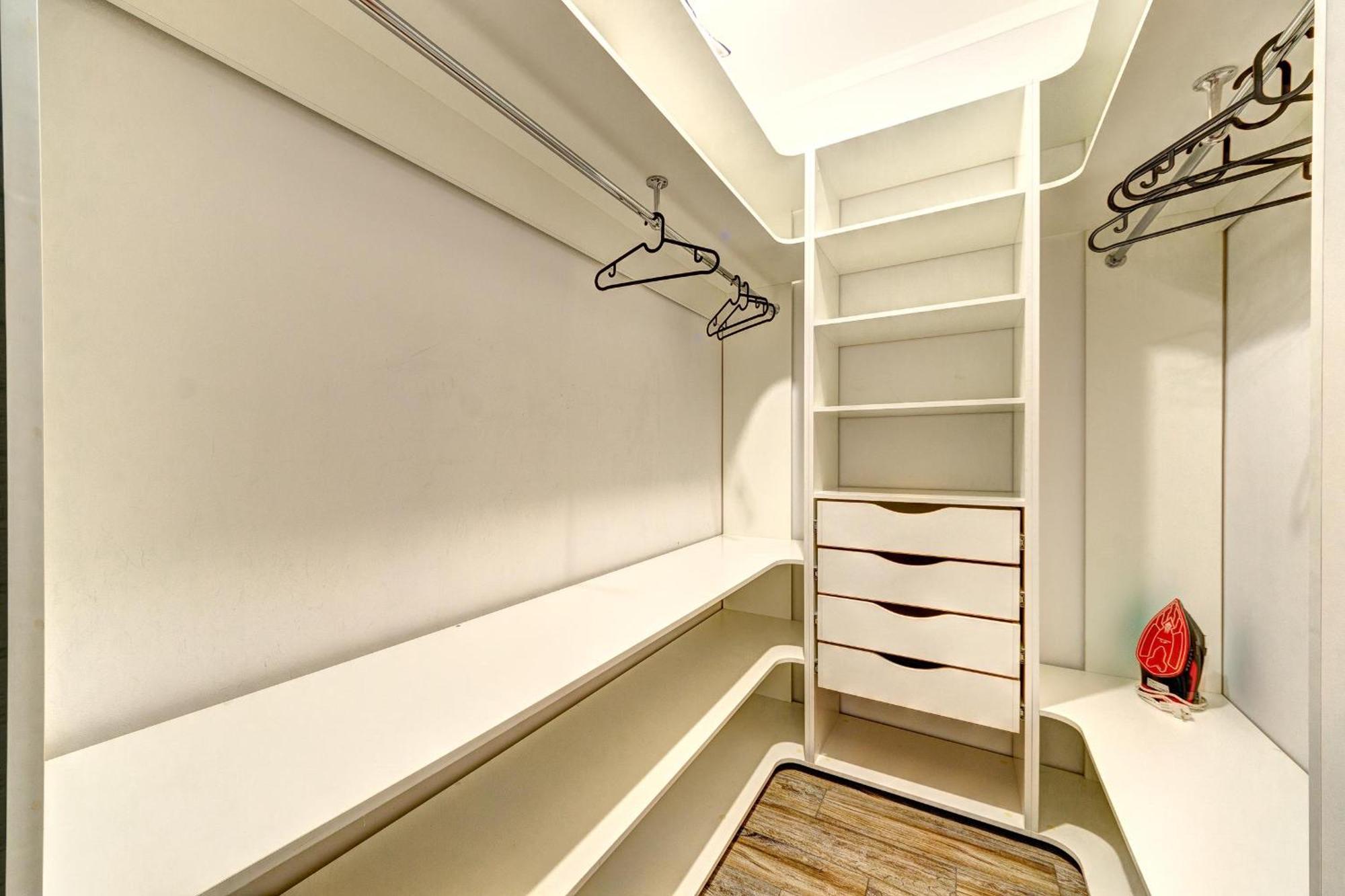 Apartment Voskresenska 18 , Парковые Озера Kijev Szoba fotó